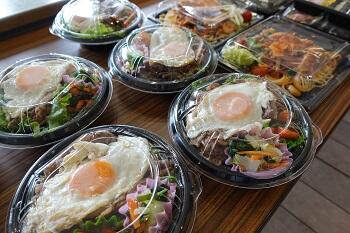  お弁当・パンを販売しています