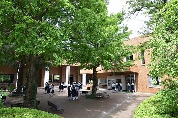 講堂横広場（人物あり）.JPG