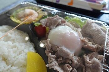 お弁当・パンを販売しています