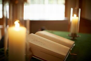 聖堂ろうそくと聖書 - コピー.jpg