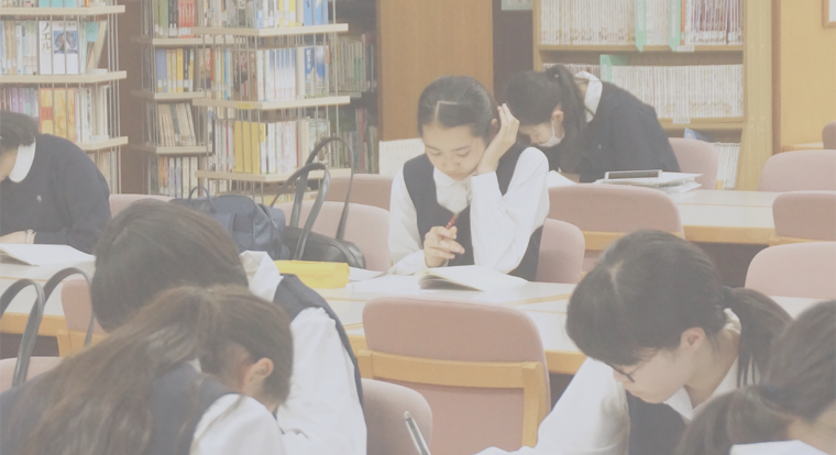 図書館にいる女子生徒の写真