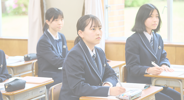 図書館にいる女子生徒の写真